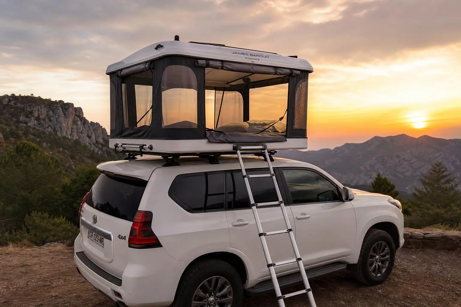 Tente de toit james baroud évasion xl montée sur un SUV blanc en paysage montagneux au coucher du soleil, évasion tout-terrain compacte. james baroud evasion xl.
