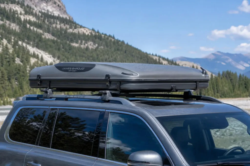Tente de toit James Baroud Odyssey montée sur un véhicule SUV en plein paysage montagneux.